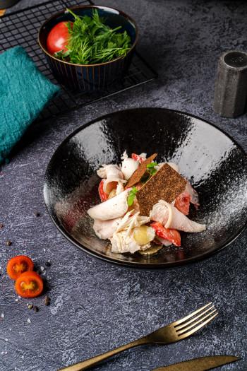 Салат с куриной грудкой и хрустящими овощами